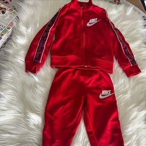Nike Toddler Sweatsuit in size 3T great condition